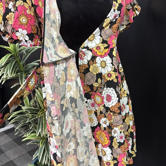 Forever 21 Wrap, low-cut V-neck,puff sleeves, tie waist,floral,linen blend - Picture 8 of 12